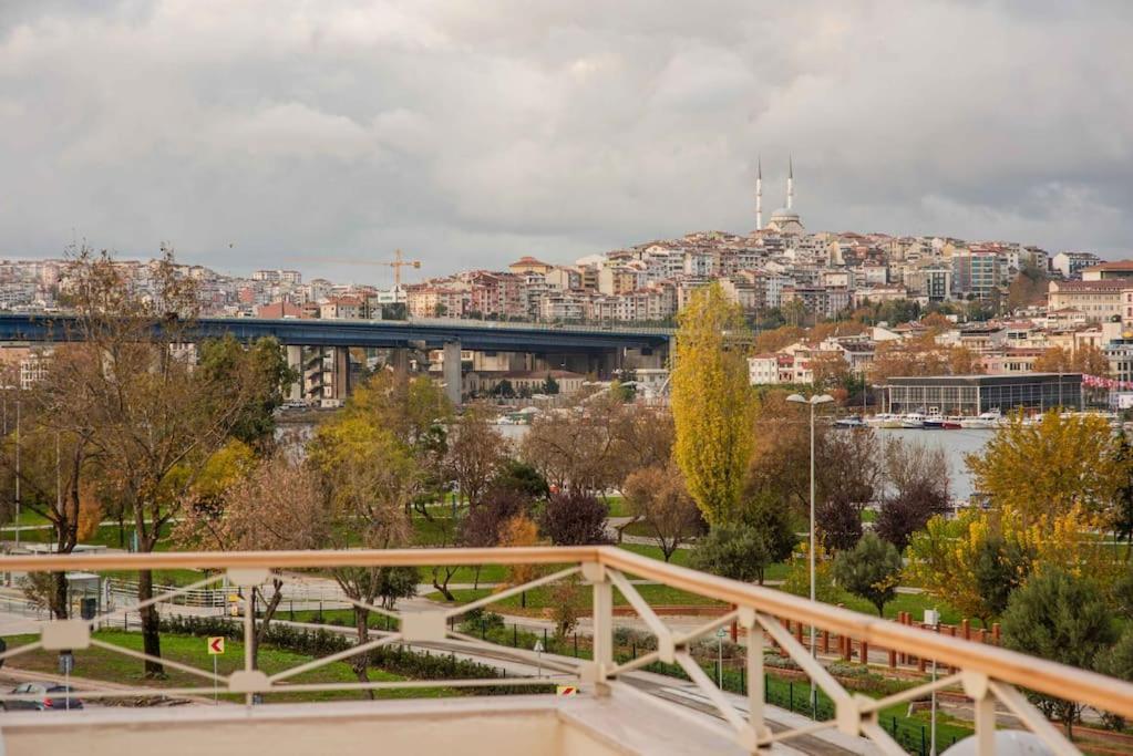 איסטמבול Waterfront Apartment By The Tram - Terrace With Dome & Golden Horn View In Fatih מראה חיצוני תמונה