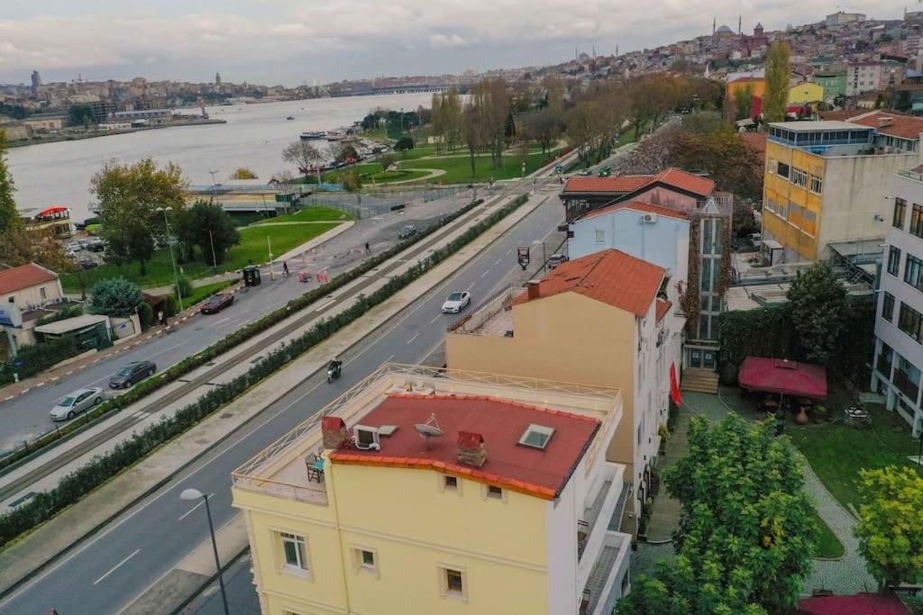 איסטמבול Waterfront Apartment By The Tram - Terrace With Dome & Golden Horn View In Fatih מראה חיצוני תמונה