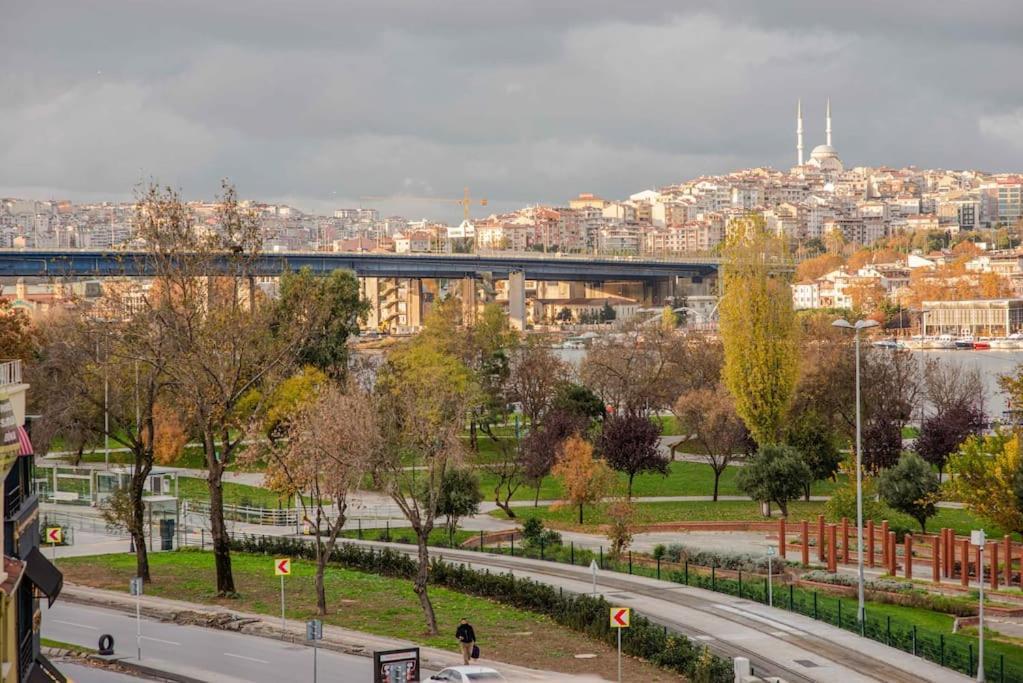איסטמבול Waterfront Apartment By The Tram - Terrace With Dome & Golden Horn View In Fatih מראה חיצוני תמונה
