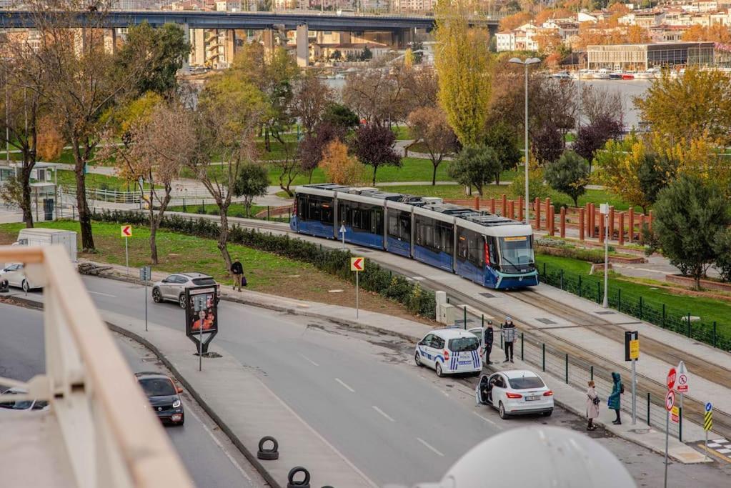 איסטמבול Waterfront Apartment By The Tram - Terrace With Dome & Golden Horn View In Fatih מראה חיצוני תמונה