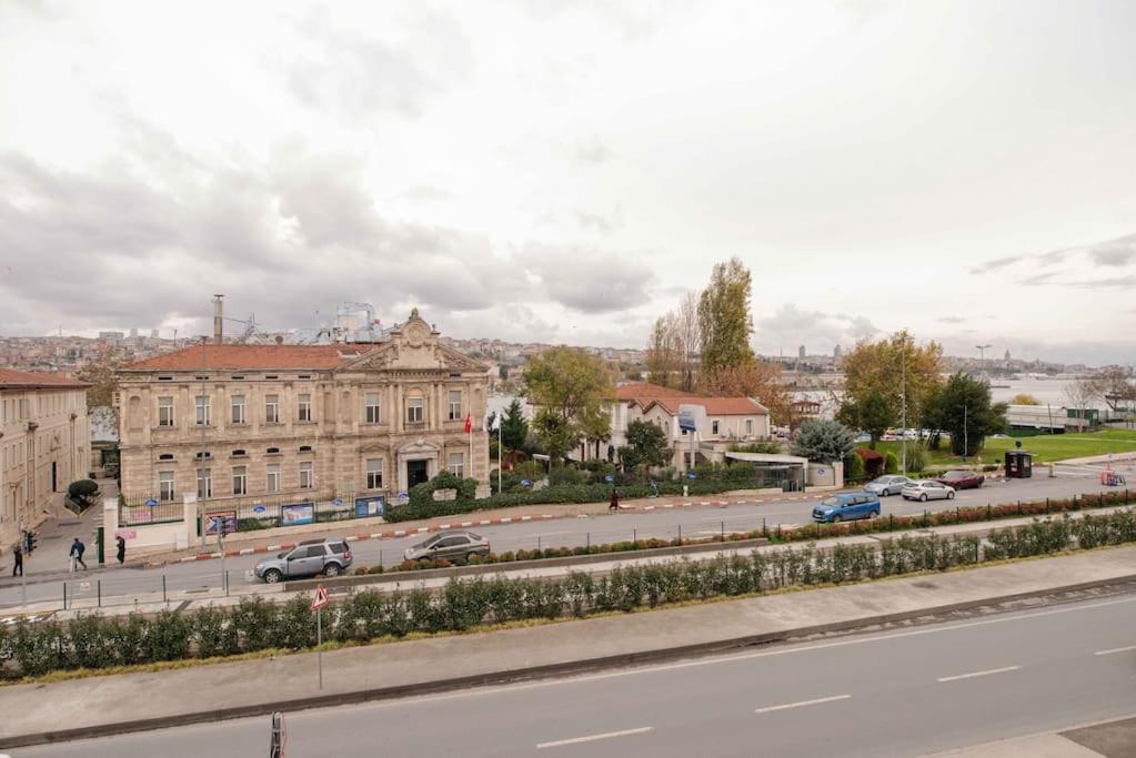 איסטמבול Waterfront Apartment By The Tram - Terrace With Dome & Golden Horn View In Fatih מראה חיצוני תמונה