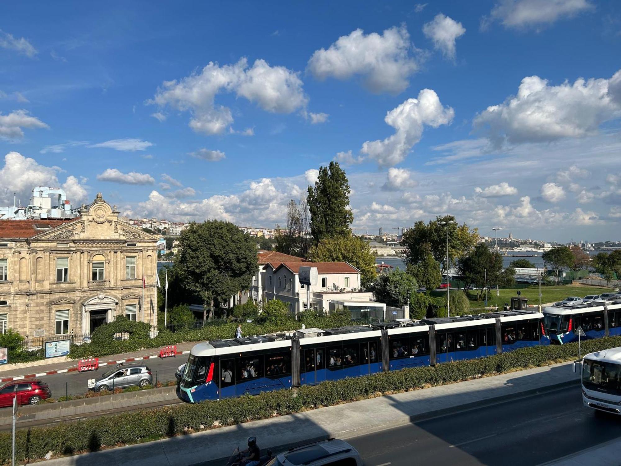 איסטמבול Waterfront Apartment By The Tram - Terrace With Dome & Golden Horn View In Fatih מראה חיצוני תמונה